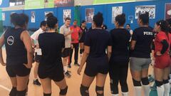 El seleccionador nacional femenino de voleibol, Francisco Herv&aacute;s, dirigiendo su primer entrenamiento.