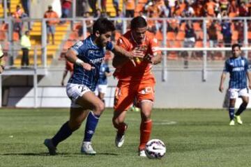 Stefano Magnasco disputa la pelota con Nahuel Pansardi.