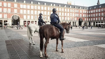 Ambiente la Plaza Mayor de la capital tras la caída del estado de alarma y la entrada en vigor de nuevas restricciones, en Madrid, (España), a 24 de octubre de 2020. A las 16.47 de este 24 de octubre ha finalizado el estado de alarma decretado en la región y han entrado en vigor nuevas medidas con cambios en la hostelería: en mesa en interior se mantiene el aforo al 50% y en terrazas, se amplía al 75%; en los salones de banquetes se limita el aforo al 50%; y bares y restaurantes no podrán abrir antes de las 6.00 y el cierre será a las 00.00, no pudiendo admitir clientes desde las 23.00.
24 OCTUBRE 2020
Ricardo Rubio / Europa Press
24/10/2020
