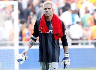 El portero español Santi Cañizares instauró la costumbre de salir a jugar con una toalla, la cual colocaba en su portería colgada de la red de uno de sus laterales. Si bien el propio jugador admitió que era para limpiarse el sudor, con el tiempo parece que se acabó transformando en un ritual previo al inicio de los partidos.