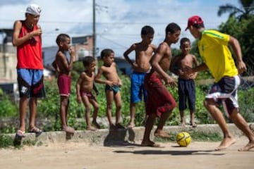 Varios niños juegan al fútbol en un barrio pobre de Olinda, a unos 18 km de Recife, en el noreste de Brasil, durante el Mundial de Brasil 2013 torneo de fútbol FIFA Confederaciones. El centro histórico de Olinda está catalogado como Patrimonio de la Humanidad por la UNESCO.