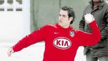 <b>EN LA NIEVE. </b>Majadahonda amaneció ayer nevada y la plantilla aprovechó la nevada para arrojarse bolas de nieve entre unos y otros y jugar. El buen ambiente reina en el vestuario y ayer quedó de manifiesto una vez más con la nieve.