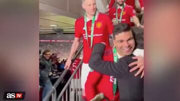 Casemiro da ejemplo a sus compañeros con este gesto