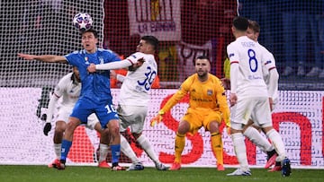 Dybala, rodeado de jugadores del Lyon durante el encuentro de ida de los octavos de final de la Champions.