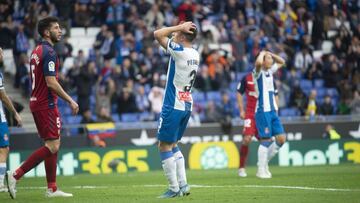 Pedrosa se lamenta durante el Espanyol-Osasuna.