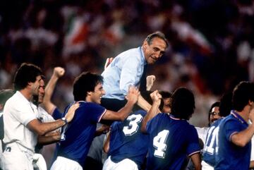Campe車n del mundo con Italia en el Mundial 82 celebrado en Espa?a. Bearzot fue centrocampista y jug車 en el Inter de Mil芍n, Catania y Torino en dos etapas como en el Inter. Como futbolista no logr車 ning迆n t赤tulo y como entrenador solo entren車 Prato en la Serie C para pasar a ser entrenador de la selecci車n Sub-23, luego es ayudante de Ferrucio Valcareggi en los Mundiales M谷xico 70 y Alemania 74. Tras la destituci車n de Fulvio Benardini, Bearzot fue nombrado seleccionador de la azzurra absoluta desde 1975 hasta 1986, logrando el Mundial 82.