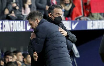 Saludo de los entrenadores, Simeone y Luis García 