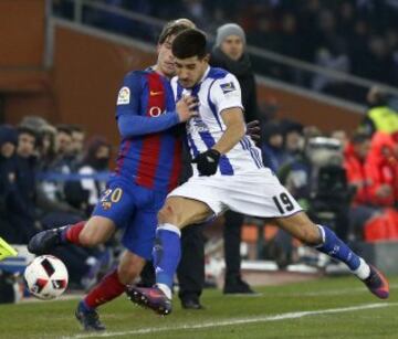  El defensa de la Real Sociedad Yuri Berchiche lucha un balón con el defensa del FC Barcelona Sergi Roberto