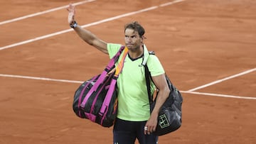 Rafa Nadal se despide de la afici&oacute;n de Roland Garros.