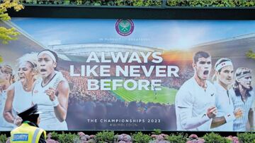 Cartel promocional de Wimbledon con Carlos Alcaraz, Coco Gauff, Roger Federer, Serena Williams o Steffi Graf pero en el que no aparece Novak Djokovic.