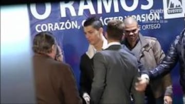 Momento en que Cristiano saluda al presidente del Real Madrid.