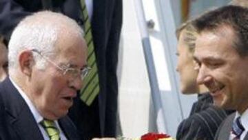 <b>NO AL AMRILLO.</b>Luis rechazó el ramo por que había ese color prohibido en él. Ya son por todos conocidas la manías de seleccionador, sobretodo en cuanto a supersticiones.