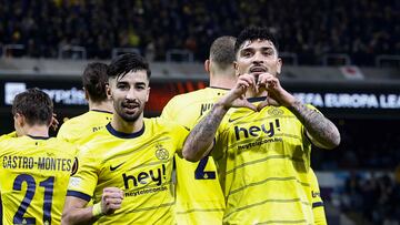 Mohamed El Amine Amoura y Cameron Puertas, jugadores del Union Saint-Gilloise, celebran un gol anotado ante el Liverpool en Europa League.