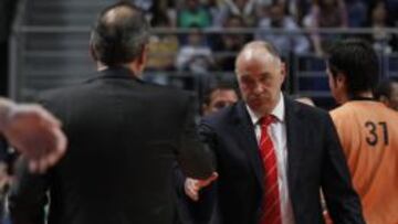 Laso saluda a Vidorreta en el derbi de la primera vuelta.