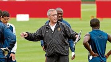 <b>CLASE TÁCTICA. </b>Manzano alecciona pizarra en mano.