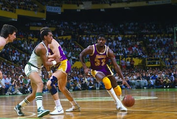 630.000 visitantes, aficionados al baloncesto en peregrinación, reclamaban un lugar mejor. Y este llegó, con una inversión de 11 millones de dólares, en 1985. Unas instalaciones futuristas junto al río Connecticut, arquitectura moderna y un lugar para la información y el ocio. Eran los tiempos en los que arreciaba la era Magic Johnson-Larry Bird y se caldeaba la eclosión de Michael Jordan. La atracción favorita de los aficionados era la Spalding Shootout, que les permitía lanzar tiros a canasta sobre una plataforma en movimiento. En 2002, llegó la mudanza definitiva, por ahora: edificio de 47 millones un poquito más al sur, con 7.400 metros cuadrados, una lujosa tienda de regalos, exposiciones interactivas, salones para actos y eventos y una pista a tamaño real en la que se puede jugar. Ese curso de 2002, el de la inauguración, introdujo en el Hall of Fame a Magic Johnson, Drazen Petrovic, los Harlem Globetrotters… 