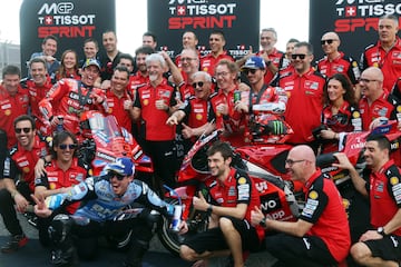 Marc Mrquez, Alex Mrquez y Francesco Bagnaia celebran tras la carrera al esprint. 