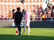 El Jebari y el portero Juanpa lamentan la derrota ante el Ceuta en Anduva.