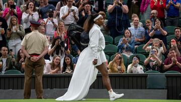 La tenista estadounidense Serena Williams llega a pista para su partido ante la bielorrusa Aliaksandra Sasnovich en Wimbledon 2021.