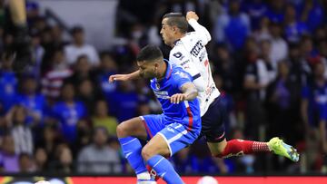 Rogelio Funes Mori pelea el balón con un jugador de Cruz Azul en la ida de los Cuartos de Final.