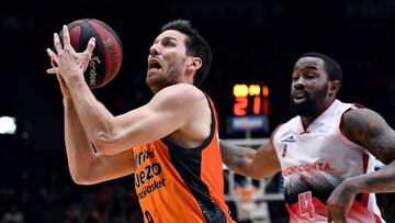 GRAF3359. VALENCIA, 29/12/2018.- El base belga del Valencia Basket Sam Van Rossom (i) supera al base macedonio del Tecnyconta Zaragoza Bo McCalebb en el partido de liga ACB que se disputa esta noche en el Pabellón Fuente de San Luis. EFE/ Miguel Ángel Polo