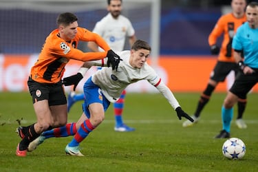 Sudakov, intenta frenar a Gavi.