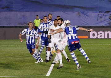 Jugada del penalti de Nacho Fern¨¢ndez. Laguardia remata de cabeza y el bal¨®n toca en el brazo del defensa del conjunto blanco.