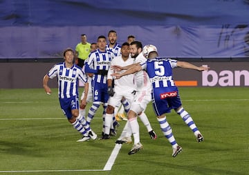 Jugada del penalti de Nacho Fernández. Laguardia remata de cabeza y el balón toca en el brazo del defensa del conjunto blanco.