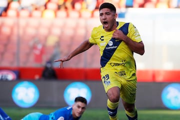 Braian Martínez festeja su gol ante la UC, en la cuarta fecha del Campeonato Nacional 2024.