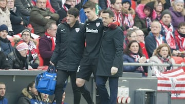 Kepa Arrizabalaga se retira lesionado en el Athletic-Alavés.