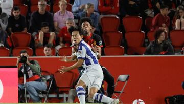 PALMA, 17/09/2024.- El defensa colombiano del Mallorca Johan Mojica (D) disputa un balón ante el delantero japonés de la Real Sociedad Take Kubo (i), este martes durante el partido de la jornada 7 de LaLiga EA Sports entre el RCD Mallorca y la Real Sociedad, en el Estadi Mallorca Son Moix en Palma.- EFE/CATI CLADERA