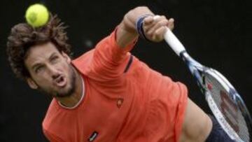 El tenista español Feliciano López devuelve una bola durante el partido de la segunda ronda del torneo de Stuttgart que ha disputado contra el australiano Sam Groth en Stuttgart, Alemania, hoy, miércoles 10 de junio de 2015.