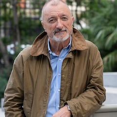 Los negacionistas atizan a Arturo Perez-Reverte por vacunarse y su respuesta hace historia
