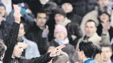 <b>POLÉMICA. </b>Terje Hauge expulsa a Asier del Horno, el miércoles.