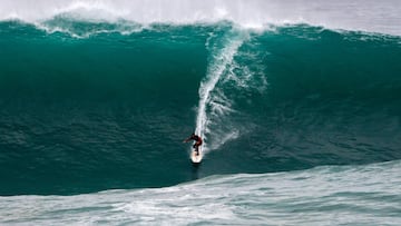 Pierre Rollet surfeando una de las olas gigantes de La Vaca Gigante 2024, el 21 de febrero del 2024 en el parque de Las Canteras, Cueto, Santander, Cantabria.