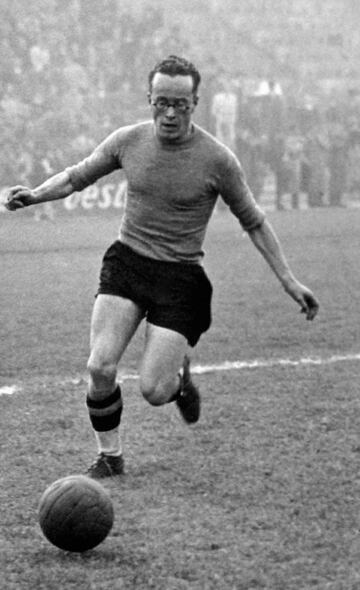 Durante la temporada 36/37 coincidió como máximo anotador con Giuseppe Meazza con 11 goles y en la temporada 38/39 coincidió con Pietro Ferraris con 10 goles