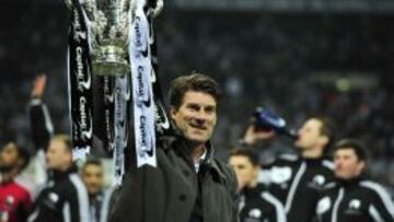 Laudrup levanta el trofeo de la Copa de la Liga conquistado por el Swansea.