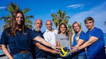 Las capitanas y entrenadores: Maica García, David Palma (CN Sabadell), Dani Ballart, Clara Cambray (CN Mataró), María Palacio y Javi Aznar (CN Sant Andreu).