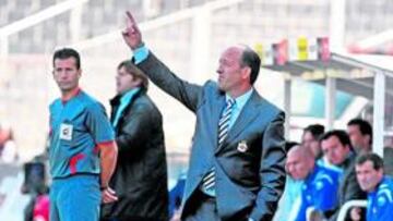 <b>MOVIMIENTO. </b>Miguel Ángel Lotina cambiará el once titular en Bilbao en busca de una reacción.