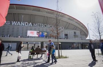 La afici¨®n del Atl¨¦tico de Madrid llen¨® el estadio para ver el partido de f¨²tbol femenino entre Atleti y Bar?a.