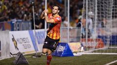 Yendrick Ru&iacute;z vivi&oacute; una noche memorable al marcar dos goles y de esa manera darle la victoria al Herediano 2-1 ante la Liga Deportiva Alajuelense.