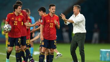 SEVILLE, SPAIN - JUNE 14: Luis Enrique, Head Coach of Spain gives instructions to Pablo Sarabia and Mikel Oyarzabal of Spain during the UEFA Euro 2020 Championship Group E match between Spain and Sweden at the La Cartuja Stadium on June 14, 2021 in Sevill