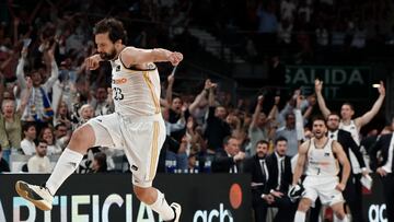 MADRID, 29/05/2024.- El base del Real Madrid Sergio Llull celebra su tercer triple consecutivo durante el primer partido de la semifinal de la Liga Endesa que Real Madrid y FC Barcelona disputan este miércoles en el WiZink Center. EFE/Sergio Pérez