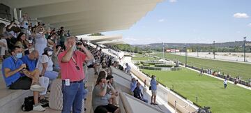 Gran ambiente en las gradas del Hipódromo de Madrid en la vuelta de las carreras de caballos tras la crisis del Covid-19.
