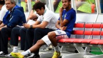 Neymar fue ovacionado al pisar el césped; Scolari, abucheado