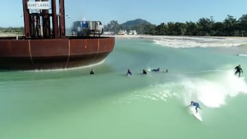 El hijo de Chris Hemsworth realizando el drop en una ola en la piscina de olas artificiales Surf Lakes, el 31 de agosto del 2022. 
