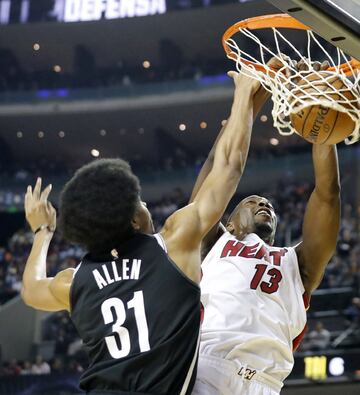 MEX55. CIUDAD DE MÉXICO (MÉXICO), 09/12/2017.- El jugador de los Nets de Brooklyn Jarrett Allen (i), disputa el balón con Bam Adebayo (d), de los Heat de Miami hoy, sábado 9 de diciembre de 2017, durante un partido de baloncesto de la NBA, entre los Nets de Brooklin y los Heats de Miami, disputado en la Arena Ciudad de México, (México). EFE/Jorge Nuñez