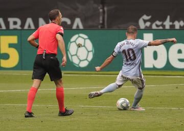 El jugador del Celta, Iago Aspas, marca de falta el 2-2 al Barcelona. 