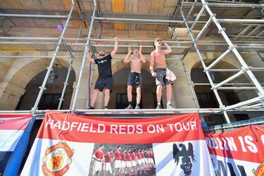 Bilbao ya acoge a los primeros aficionados del Tottenham y Manchester United, que disputarán la final de la Europa League en San Mamés. La ciudad vive un ambiente vibrante, con la final como protagonista en calles.