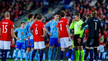 Momento de la revisión del gol de Morata ante Noruega.